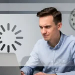 Wolno ładująca się strona internetowa powodująca frustrację użytkownika przy komputerze